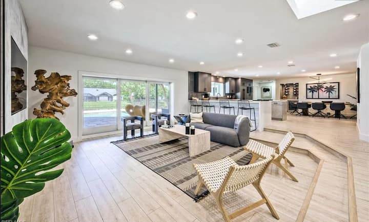 Private Lakefront Estate With Pool - Naples, FL