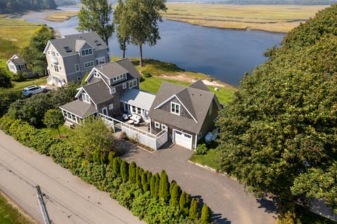 Breathtaking waterfront home near Pine Point Beach