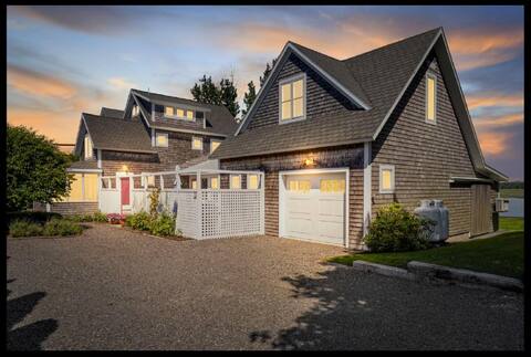 Breathtaking waterfront home near Pine Point Beach