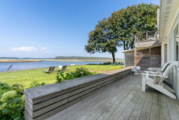 Luxury Waterfront Retreat Hot Tub and Sauna