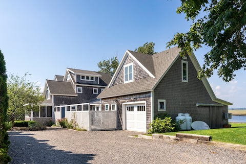 Breathtaking waterfront home near Pine Point Beach