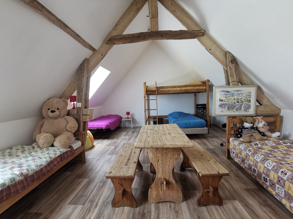 4 เตียงบนเตียงเดี่ยว 6 เตียงและเตียงคู่ 1 เตียงบนชั้นลอย