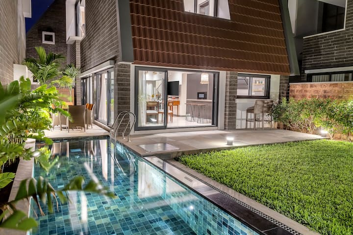 8br Super Luxury Villa | 2 Private Pools | Vagator - Anjuna
