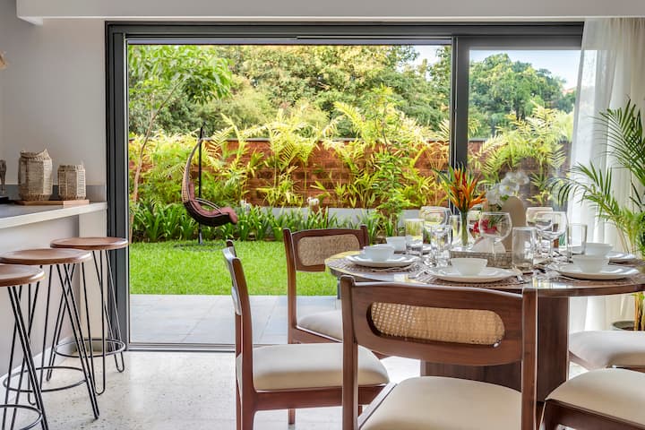 Dining area with a beautiful garden and pool view - villa 1