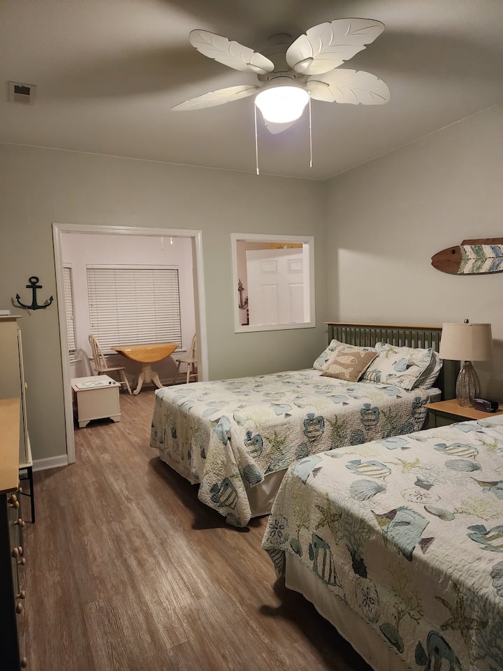 2 - ра спалня с 2 двойни легла, всекидневна и втора баня.