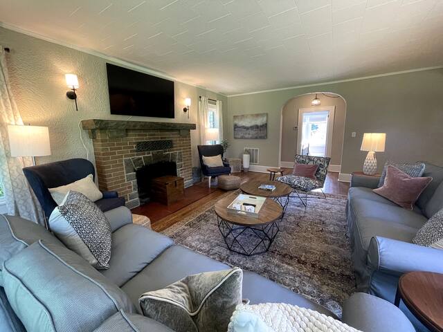 Dog Friendly 5 BR W/ Hot Tub & Fire Pit on 9 Acres gallery image 4