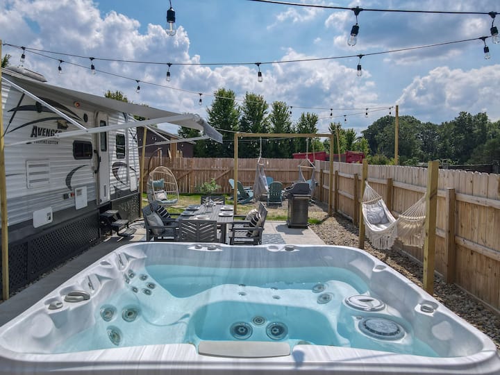 1885 Farms Glamping on a Flower Farm, w/ Hot Tub! Campers/RVs for