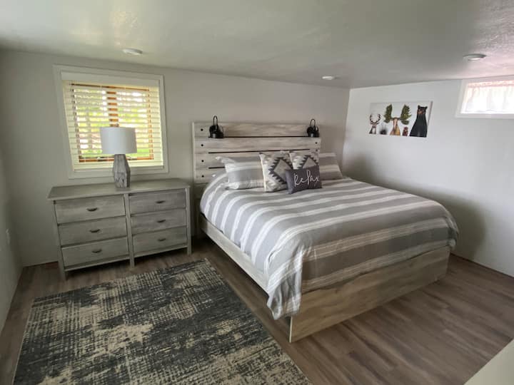 חדר הורים גדול במפלס התחתון - משופץ לחלוטין 2021 - מיטת קינג