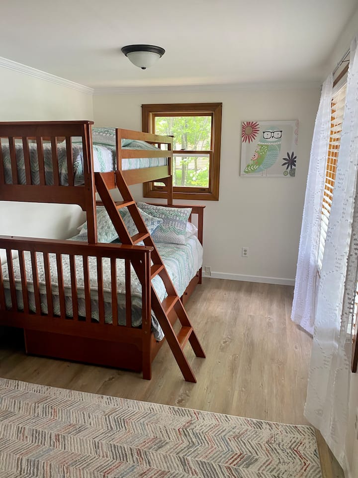 חדר קומתיים + כביסה למעלה בארון סגור.  טווין עליון, מלא תחתון 
קומה עליונה של הבית 