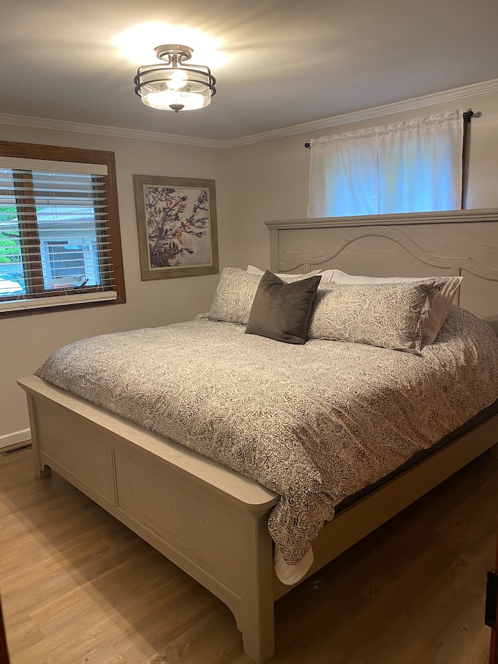 חדר שינה ראשי במפלס העליון, עם דלת גישה לחדר רחצה מלא - מיטת קינג