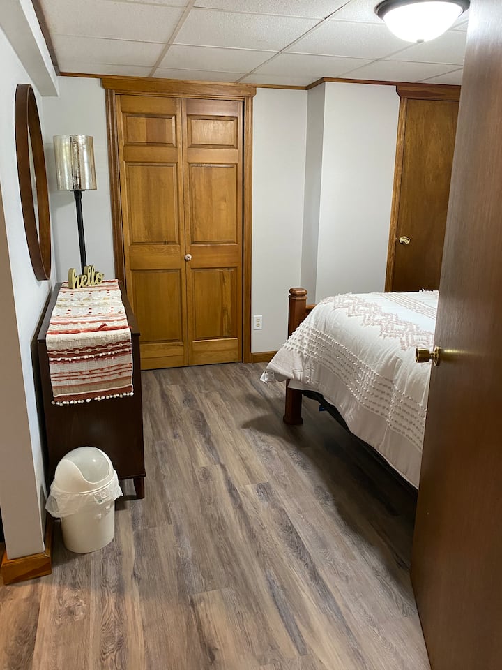 חדר שינה במפלס התחתון - שני צדדים 