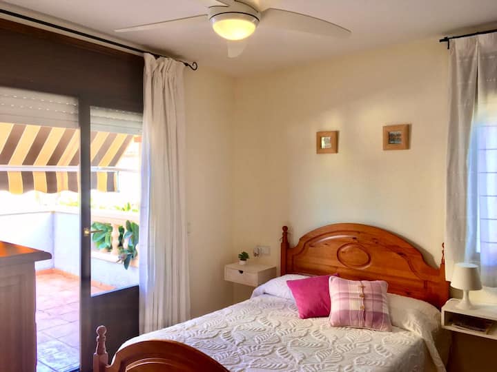 ห้องนอนเตียงใหญ่ชั้น 2 (พร้อมตู้เสื้อผ้า 3 ประตูและลิ้นชัก 8 ลิ้นชักที่สะดวกสบาย) พัดลมเพดานทรงพลังและเงียบมากเครื่องปรับอากาศแบบแยกส่วนและกันสาด