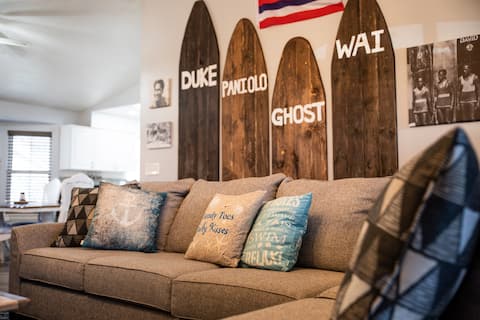 Duke's Hawaiian Surfer Haven| Private entrance