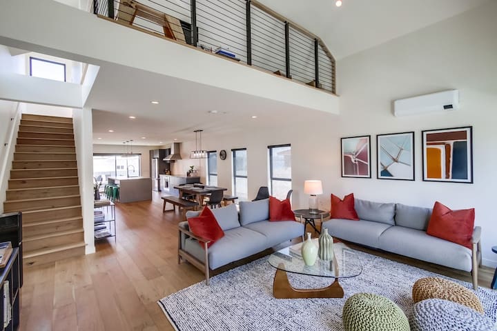 Modern Gem in Crown Point! LOFT & Views from ROOF!