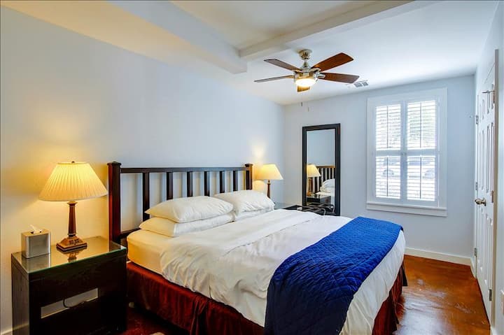 卧室内配有加大双人床，配有棉质床单和毛绒和坚固的枕头