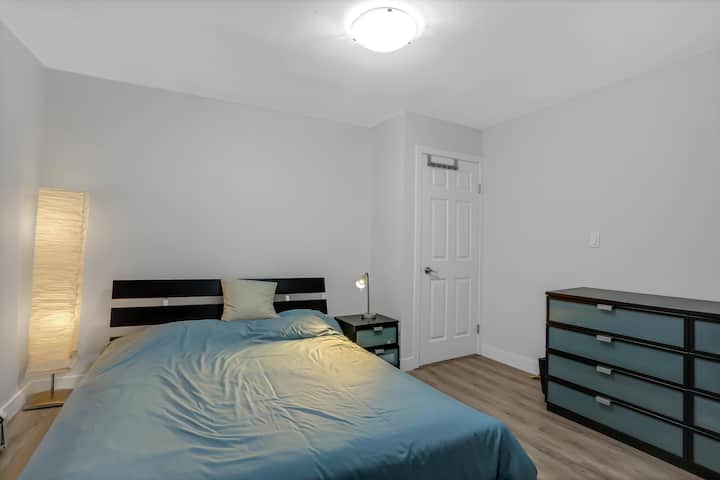 Chambre #1 

Lit Queen Size, commode et placard.  
