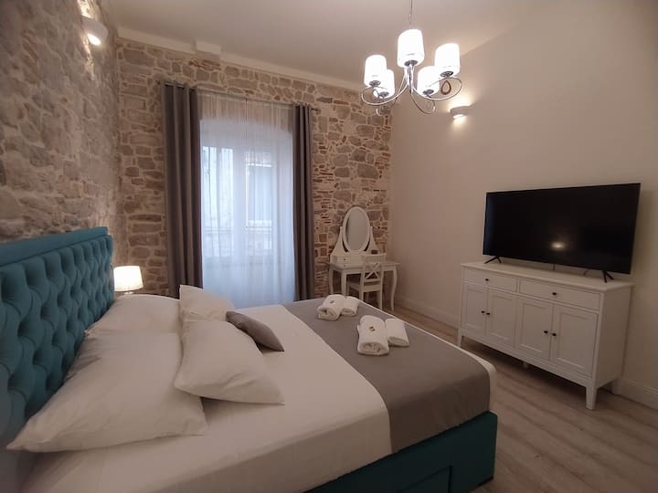 Habitación de lujo para la escapada perfecta, cama grande

Lujoso dormitorio para unas vacaciones perfectas, cama tamaño king

Luxuriöses Schlafzimmer für den perfekten Urlaub, Kingsize-Bett

Una sontuosa camera da letto per la vacanza perfetta, letto matrimoniale