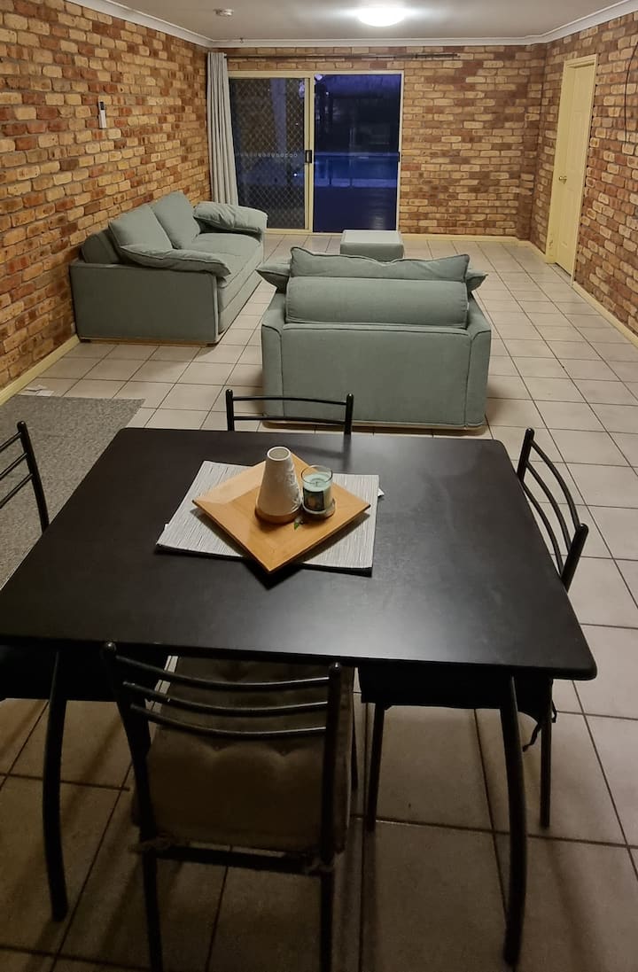 Comfortable Downstairs Studio Unit With Pool - ニューカッスル