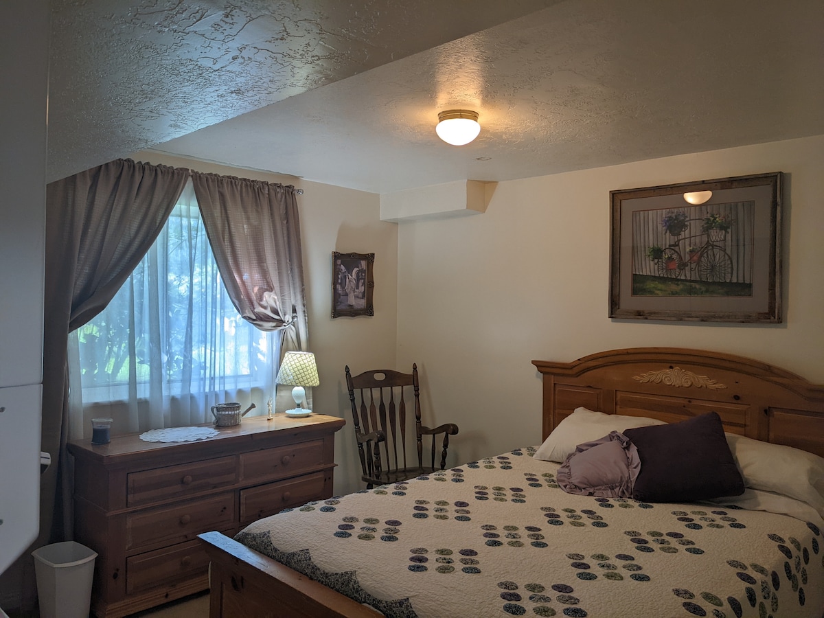 Dormitorio queen con vistas al jardín.