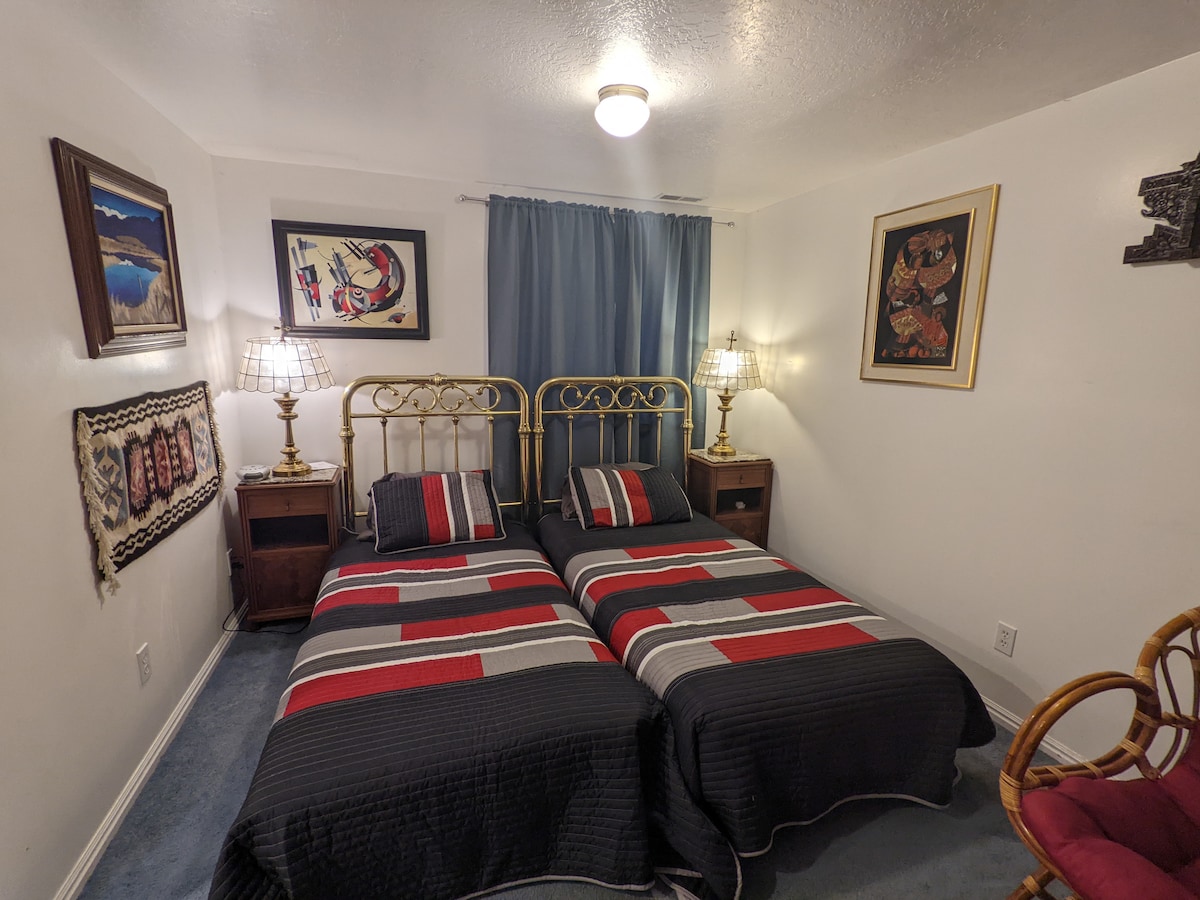 Dormitorio con dos camas individuales