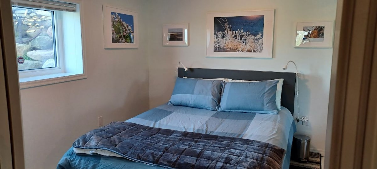 Chumba hiki kidogo cha kulala kina kitanda kikubwa na sehemu ya kabati.  