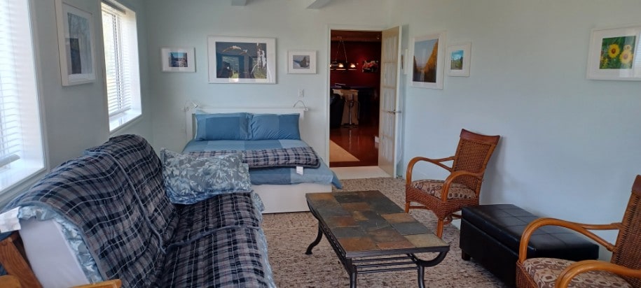 Chumba kikubwa cha kulala kiko mbali na eneo la jikoni/chumba cha TV na kina ufikiaji wa moja kwa moja wa staha ya nje/shimo la moto/eneo la bbq.