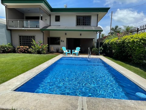 Casa Flora. Close to the sea, mountains and city.