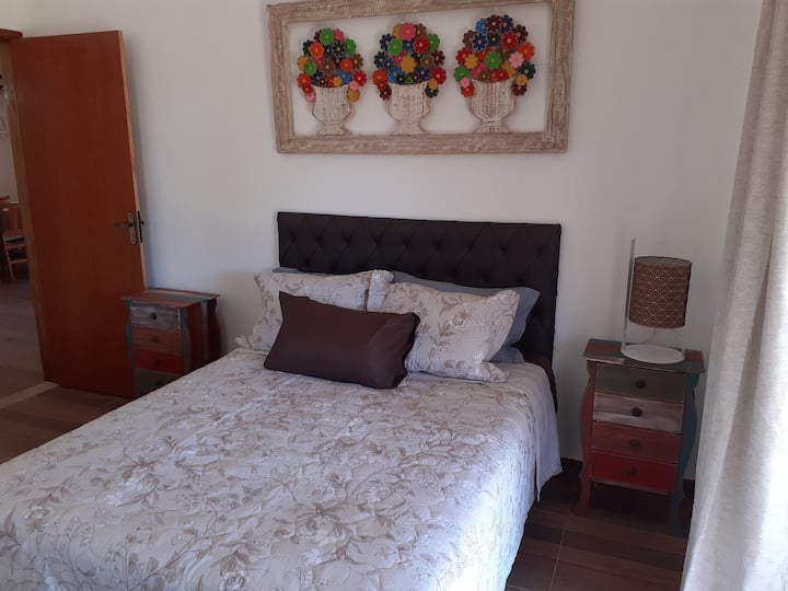 удобна соба за најмногу 4 лица, во која има двоен кревет  и двоен кревет 