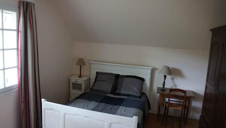 Chambre rouge 4 lits,  5 personnes