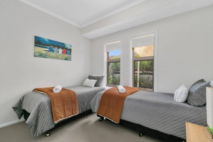 Долу втора спалня с удобни двойни легла, спално бельо и хавлии с качество на хотела.  Тази спалня е в съседство с банята на долния етаж.