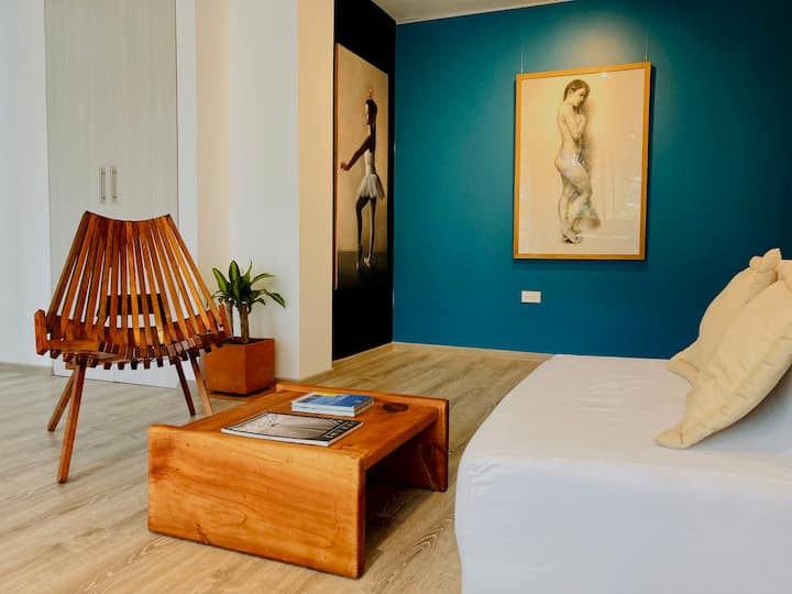 Პატარა ოთახი ეკვადორელი მხატვრების ხელოვნების ნიმუშების წინ. Გაინტერესებთ ეკვადორული ხელოვნება? 