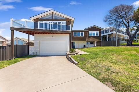 Modern self contained unit 93 steps to the beach!