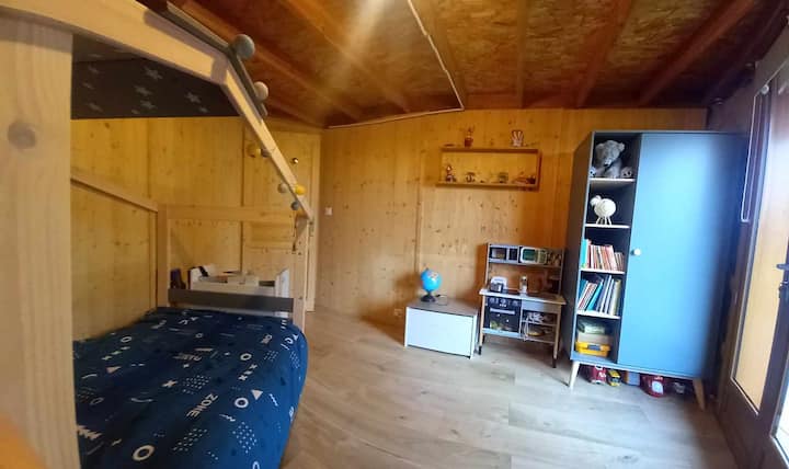 Chambre 1 : lit simple dans chambre d'enfant