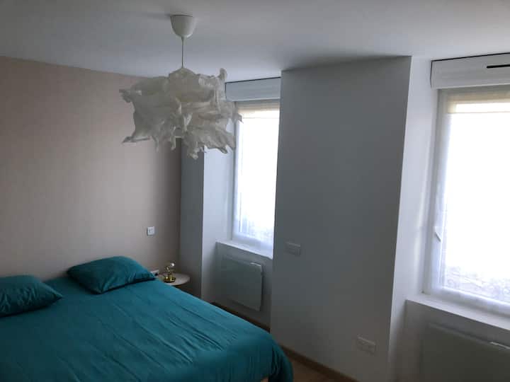 La habitación es amplia, luminosa y equipada con un gran vestidor