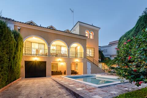 Luxury (heated) pool villa at Malaga's best beach!