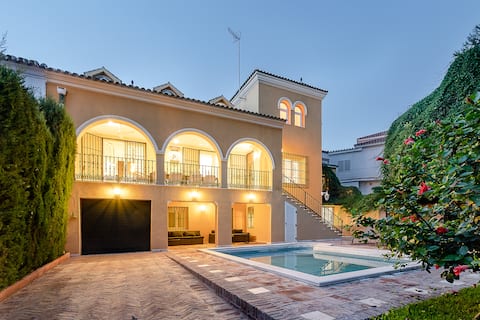 Top Airbnb: Luxury (heated) pool villa at Malaga's best beach! en Baños Del Carmen