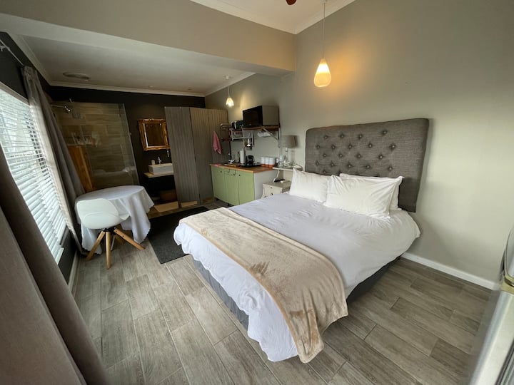 Lovely Private Bachelors flat, Open plan. Lofts for Rent in Cape Town