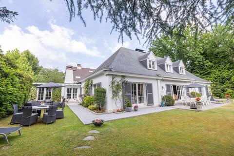 Charming 4 bedroom villa, fireplace and garden