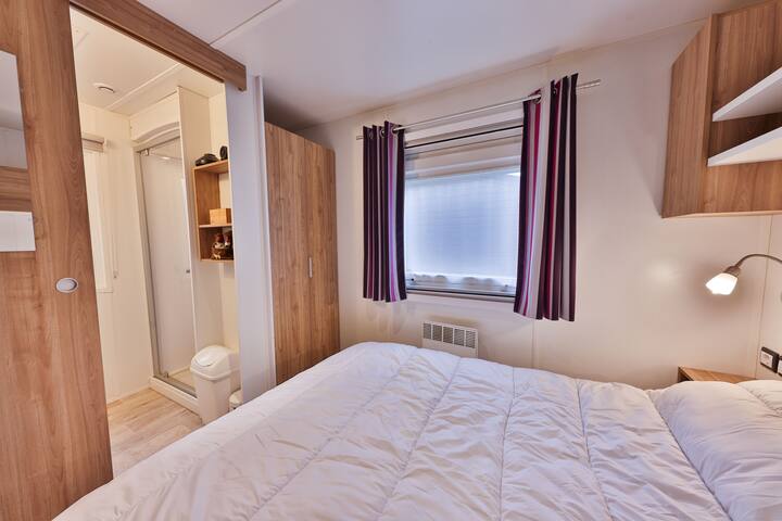 חדר שינה ראשי עם חדר רחצה צמוד