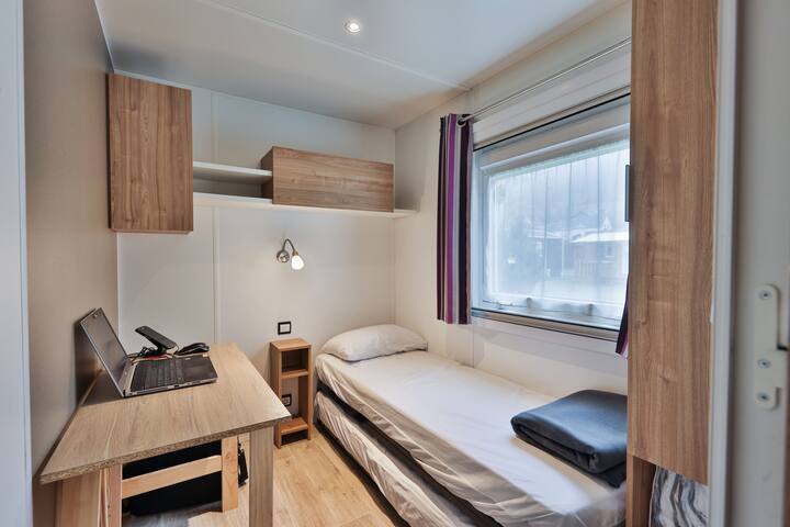 חדר שינה 3 עם מיטות מתקפלות 70 ס"מ, שולחן עבודה עם גג נפתח