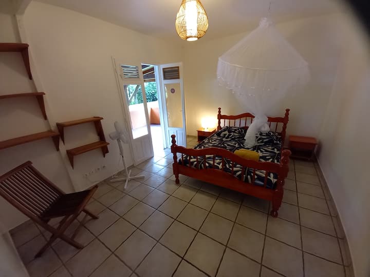 Una cama para 2 personas de 140 cm acceso a la terraza.