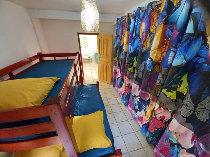 Una cama para 2 personas debajo y una cama para 1 persona en la parte superior con  un gran vestidor