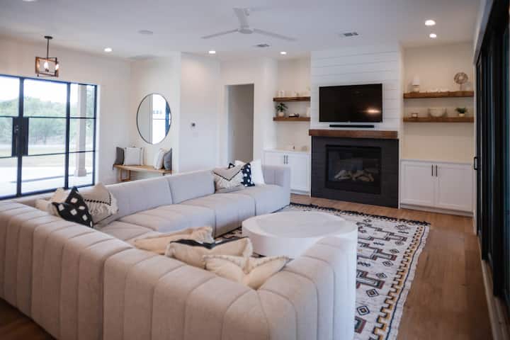 Luxury Home Sleeps 20 Pool & Outdoor Entertainment - Dripping Springs, TX