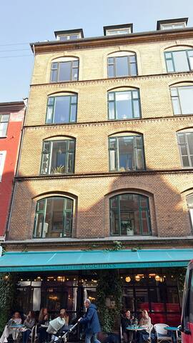 Smuk bolig i populær gade i hjertet af København gallery image 2