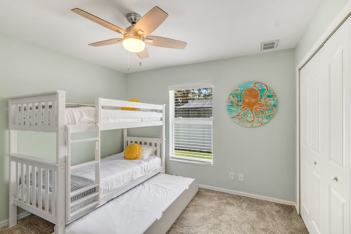 愉快的双层房间。