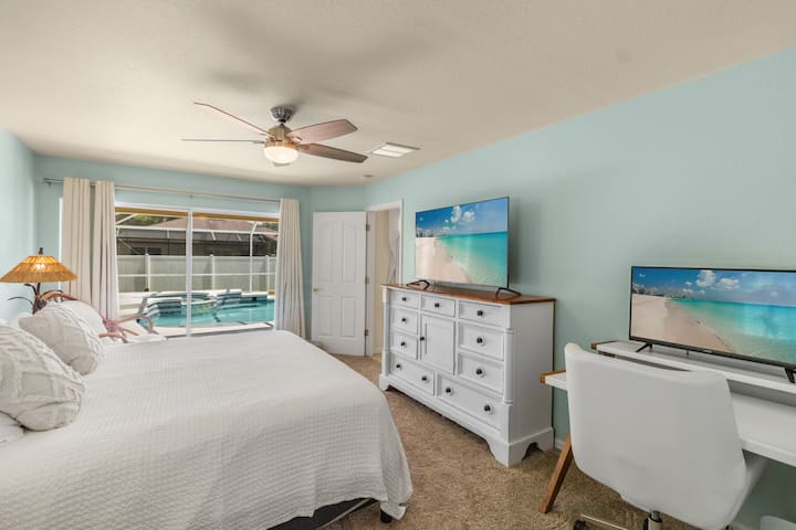 舒适的主卧室，设有专用工作空间，可通往泳池甲板。