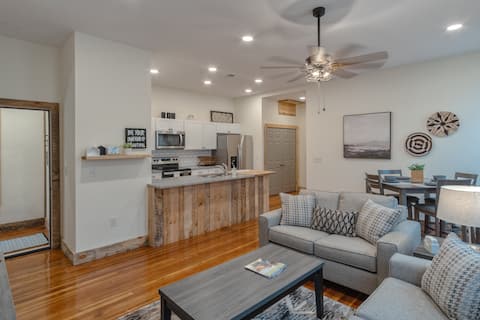 Successful Airbnb property: 2/1 Right On Main Street In The Center Of It All! in Waynesville