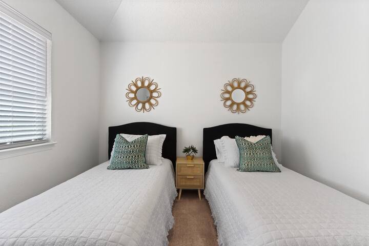 Vybavenie 3. spálne, dve samostatné postele, vankúše navyše, luxusná posteľná bielizeň, diaľkový stropný ventilátor a svetlo a stojan na batožinu pre pohodlie 