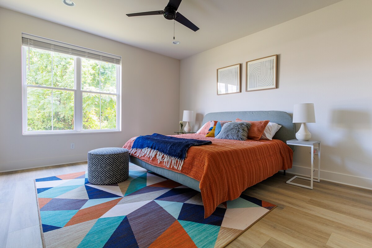 Odmorite se nakon zabavnog koncerta u obližnjoj Simmon Bank Areni.
Ova velika bračna soba ima ugradbeni ormar s policama i vješalicama, ogledalo u punoj dužini, glačalo, dasku za glačanje, stalak za prtljagu i dodatne jastuke.