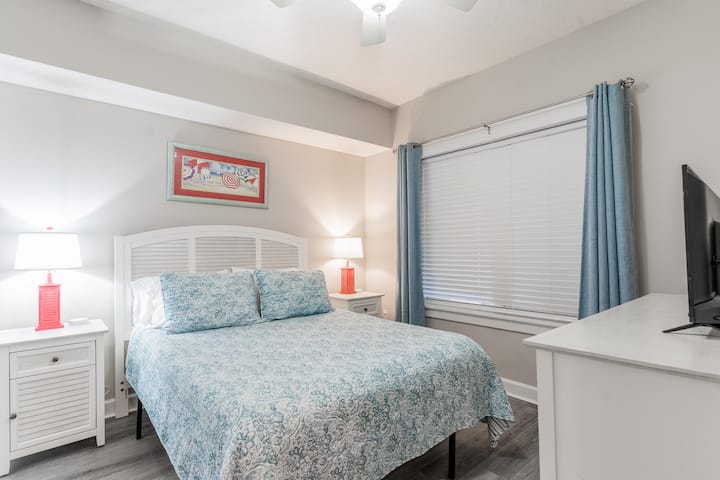 غرفة ضيوف، سرير كبير، مدخل حمام خاص، تلفزيون ذكي